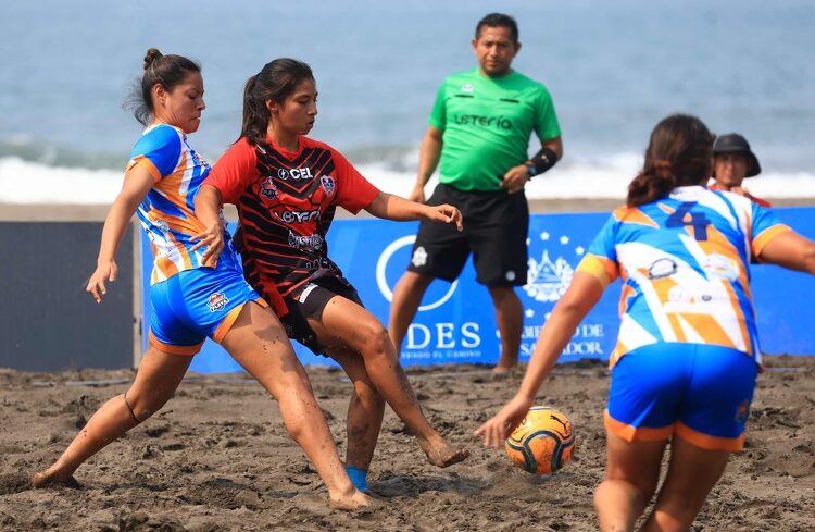 Fátima Pérez y Paola Calderón, las goleadoras de BS UES en la Liga de Fútbol Playa