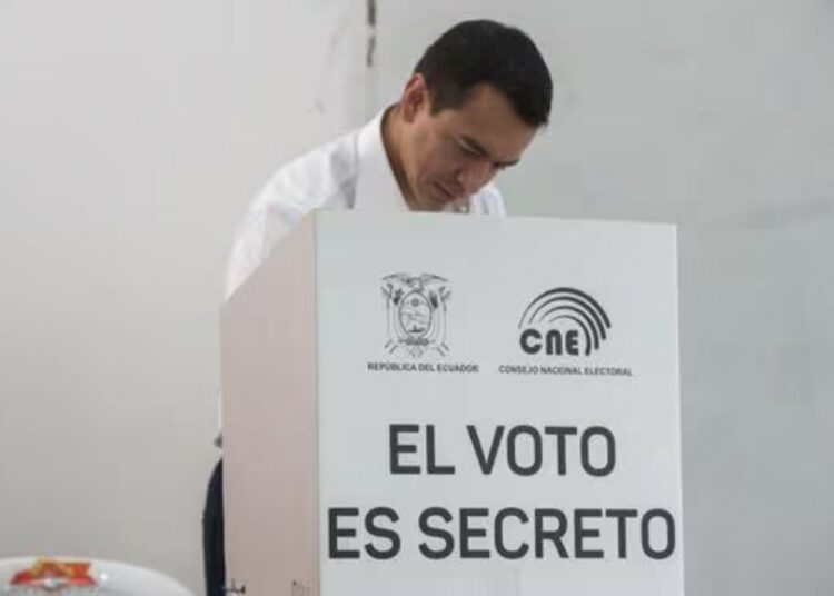 Referéndum en Ecuador: Presidente Noboa obtuvo el respaldo para utilizar las Fuerzas Armadas contra el narcoterrorismo