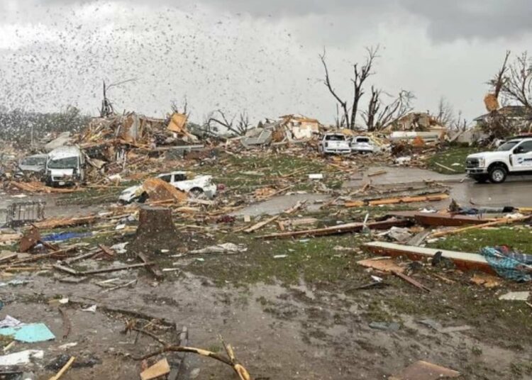 (VIDEOS) Decenas de tornados causan muerte y destrucción en Oklahoma y otros estados cercanos en EE.UU.