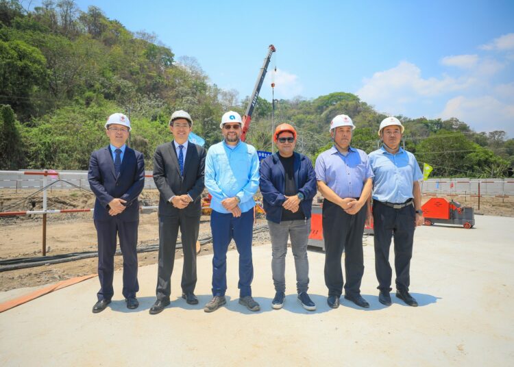 Embajador de China junto a Rubén Alemán, de ANDA, examinan el progreso de la planta en Ilopango