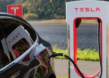 Las acciones de Tesla sufrieron una caída tras el anuncio que despedirá el 10% de sus empleados a nivel mundial