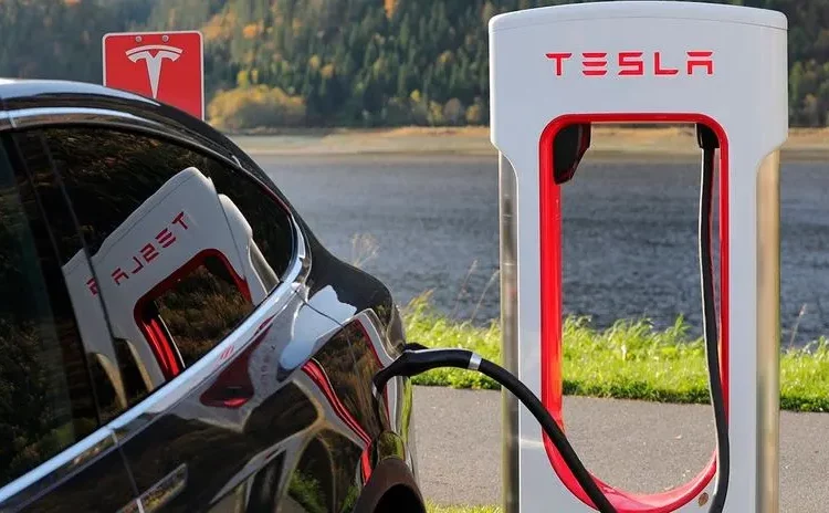 Las acciones de Tesla sufrieron una caída tras el anuncio que despedirá el 10% de sus empleados a nivel mundial