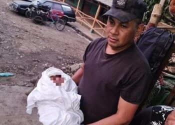 Rescatan con vida a recién nacido que fue lanzado dentro de una fosa séptica