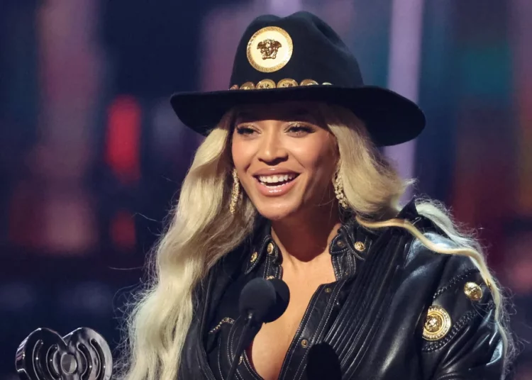 Beyoncé hace historia con «Cowboy Carter» al alcanzar el primer lugar en la lista de éxitos de country