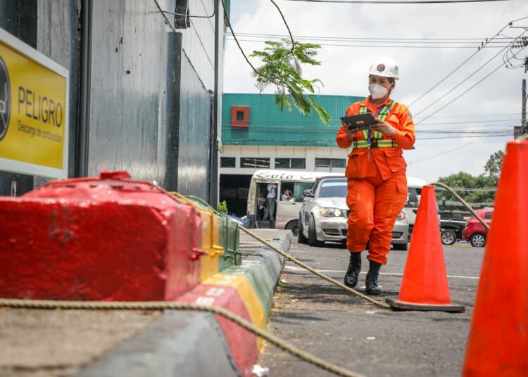 Bomberos inspeccionan gasolineras para evitar accidentes laborales