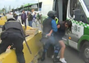 (VIDEO) Imputaron por homicidio frustrado a la mujer que quitó la pistola a un guardia y disparó a 3 personas en un mercado de Chile