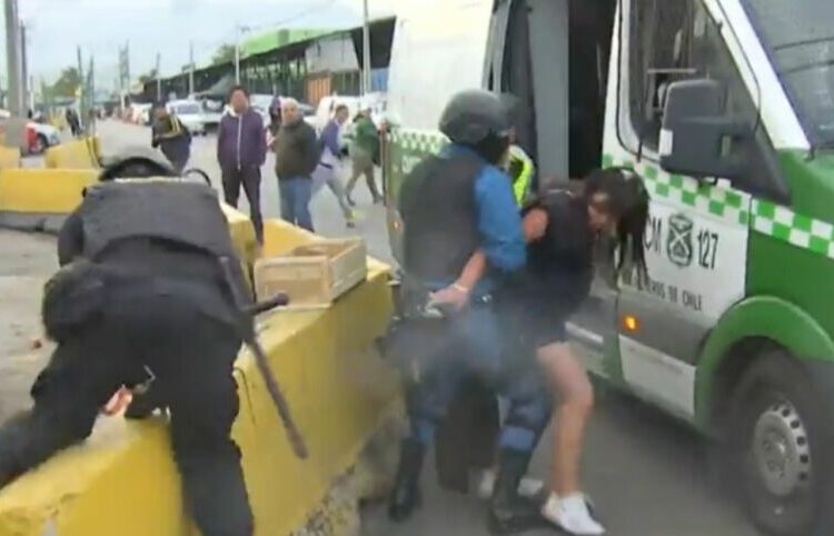 (VIDEO) Imputaron por homicidio frustrado a la mujer que quitó la pistola a un guardia y disparó a 3 personas en un mercado de Chile