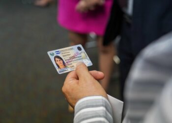 Inauguran servicio de impresión y entrega inmediata del DUI en Georgia, Estados Unidos