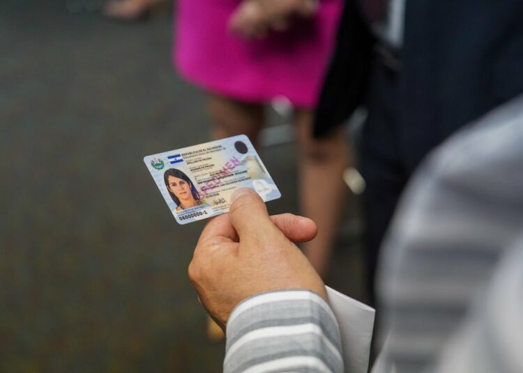 Inauguran servicio de impresión y entrega inmediata del DUI en Georgia, Estados Unidos