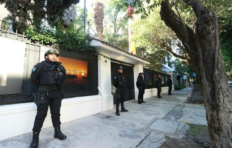 La policía rodea embajada de Ecuador en Ciudad de México
