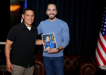 Presidente Nayib Bukele recibe en su despacho al astronauta Frank Rubio