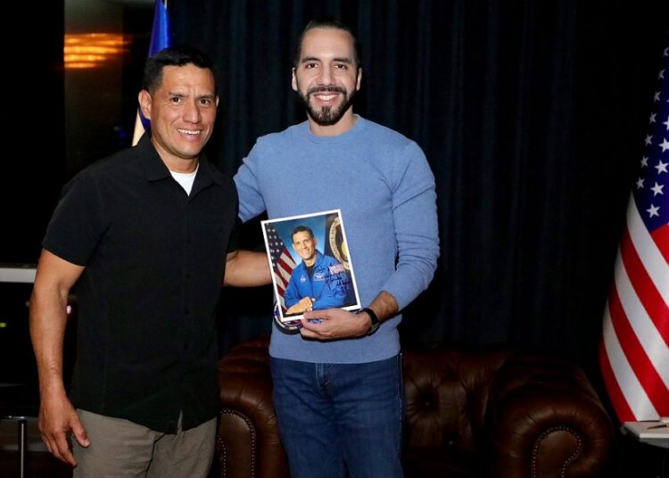 Presidente Nayib Bukele recibe en su despacho al astronauta Frank Rubio
