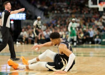Giannis Antetokounmpo, baja el resto de la temporada regular