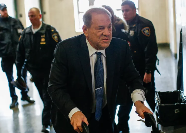 Hospitalizan a Harvey Weinstein después de la anulación de su condena por violación