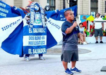Herbert Aceituno demostró su fuerza en el Centro Histórico de San Salvador