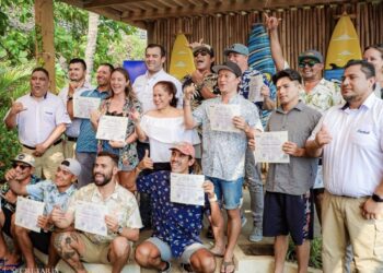 Capacitan en primeros auxilios y emergencias a instructores de surf y guías turísticos en La Libertad