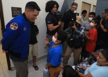 Astronauta Frank Rubio recorrió instalaciones de la unidad médica en Conchagua