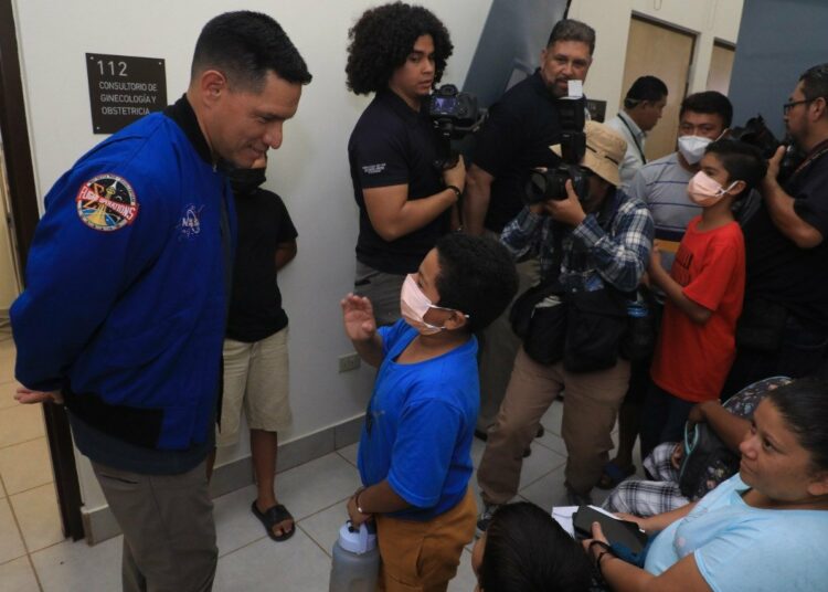 Astronauta Frank Rubio recorrió instalaciones de la unidad médica en Conchagua