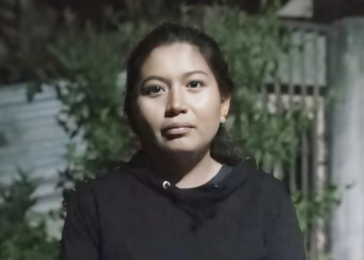 Detienen a mujer a quien se le decomisó droga, uniformes policiales y de soldados