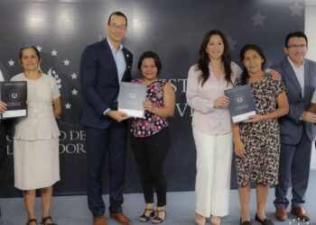 Gobierno entrega escrituras de propiedad a familias de San Vicente