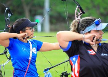 Ganan plata panamericana en arco compuesto femenino