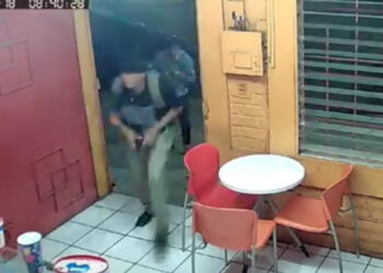 Cámaras de vigilancia captan a dos asaltantes en una venta de sorbetes