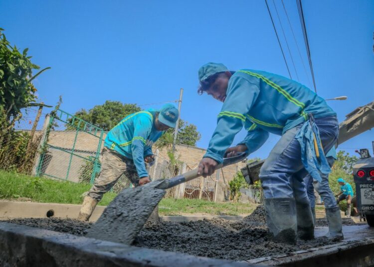 DOM interviene calles rurales de Cuyultitán, La Paz