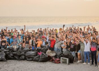 Conmemoran el Día Mundial de la Tierra con jornada de limpieza en playa de la Paz