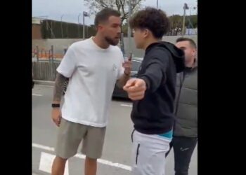 El jugador del Barcelona, Iñigo Martínez se enfrentó a un joven influencer tras el entrenamiento