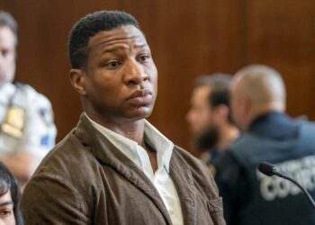 El actor Jonathan Majors obtiene libertad condicional y evita la cárcel por agredir a su exnovia