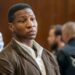 El actor Jonathan Majors obtiene libertad condicional y evita la cárcel por agredir a su exnovia