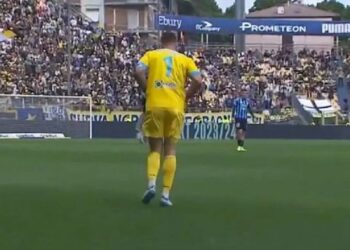 En la serie B de Italia el árbitro inició el partido, pero faltaba uno de los arqueros