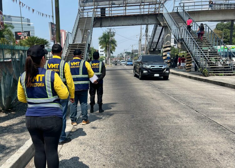 Conductor recibe varias multas por incumplir cinco reglas de tránsito