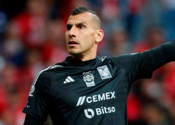 (VIDEO) Suspenden a un portero por usar un láser en un partido de la liga mexicana