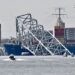 Retiran del agua las primeras piezas del puente que colapsó en Baltimore