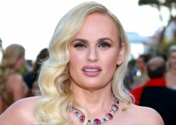 Rebel Wilson se reafirma en sus acusaciones contra Sacha Baron Cohen después de que sus memorias hayan sido censuradas en el Reino Unido