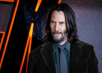 Keanu Reeves aparece con muleta tras fracturarse la rodilla durante el rodaje de una película