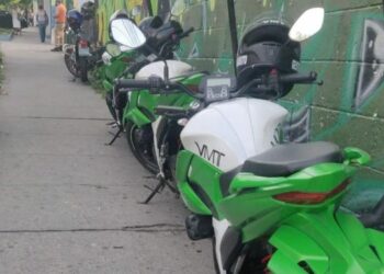 VMT multó a gestores de tránsito que estacionaron sus motocicletas en la acera