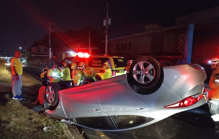 Accidente de tránsito deja dos personas lesionadas en bulevar del Ejército