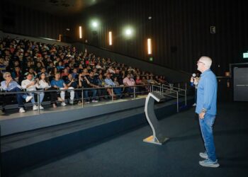 Alejando Gutman se reúne con 600 jóvenes que aspiran a becas universitarias del Estado