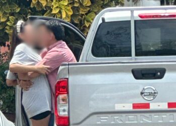 Denuncian en redes sociales a supuesto empleado de la PGR por usar carro del Estado para hacer visitas personales