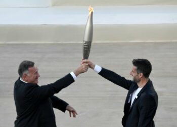 La llama olímpica parte hacia Francia