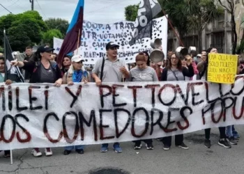 Policía reprime manifestantes en Buenos Aires y detiene a ocho personas
