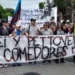 Policía reprime manifestantes en Buenos Aires y detiene a ocho personas