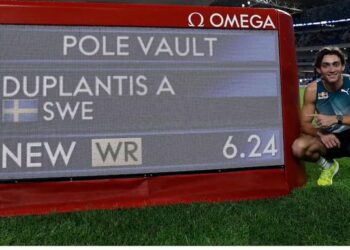 (VIDEO) Armand Duplantis rompió el récord mundial de salto con garrocha por octava vez consecutiva
