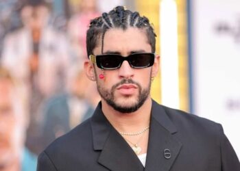 Bad Bunny desata críticas por foto en ropa interior y usando faja