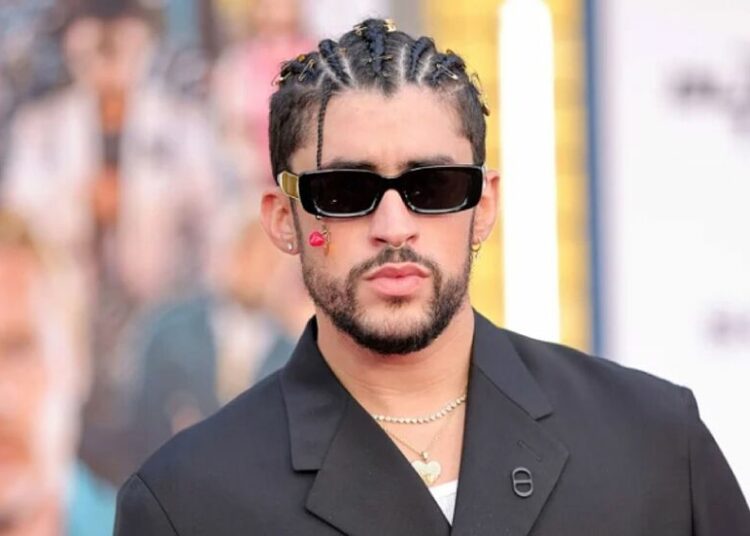 Bad Bunny desata críticas por foto en ropa interior y usando faja