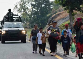 (VIDEO) Caravana de migrantes se enfrenta a la Guardia Nacional en el sur de México
