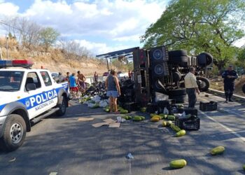 Camión cargado con papayas vuelca en La Paz y deja tres personas lesionadas