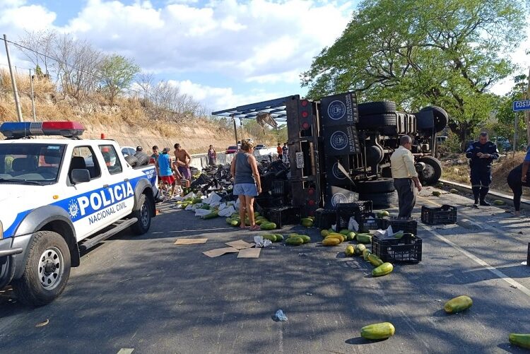 Camión cargado con papayas vuelca en La Paz y deja tres personas lesionadas